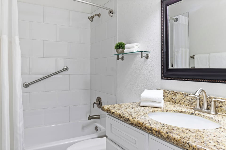 One-and-Two-Bedroom-Bathroom-Worldmark-Havasu-Dunes