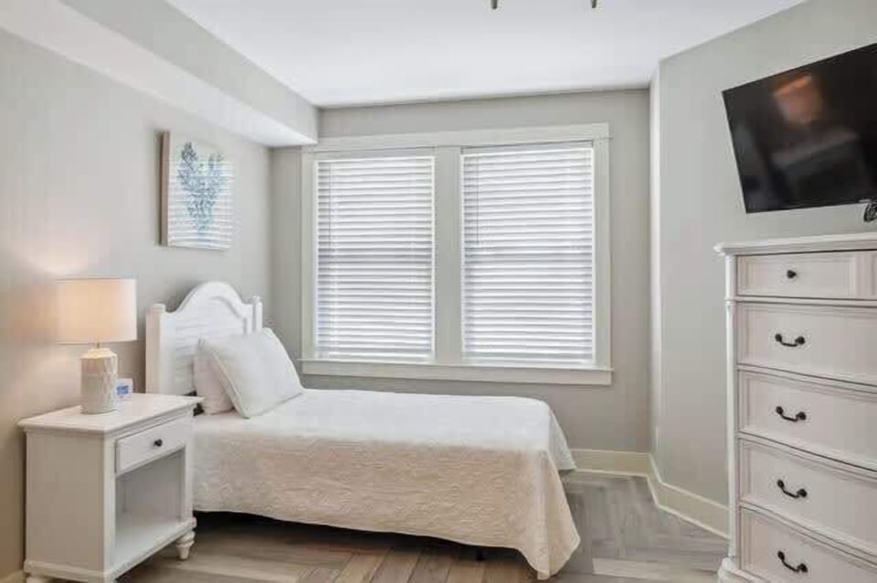 3rd bedroom has 2 twin beds & smart TV for streaming