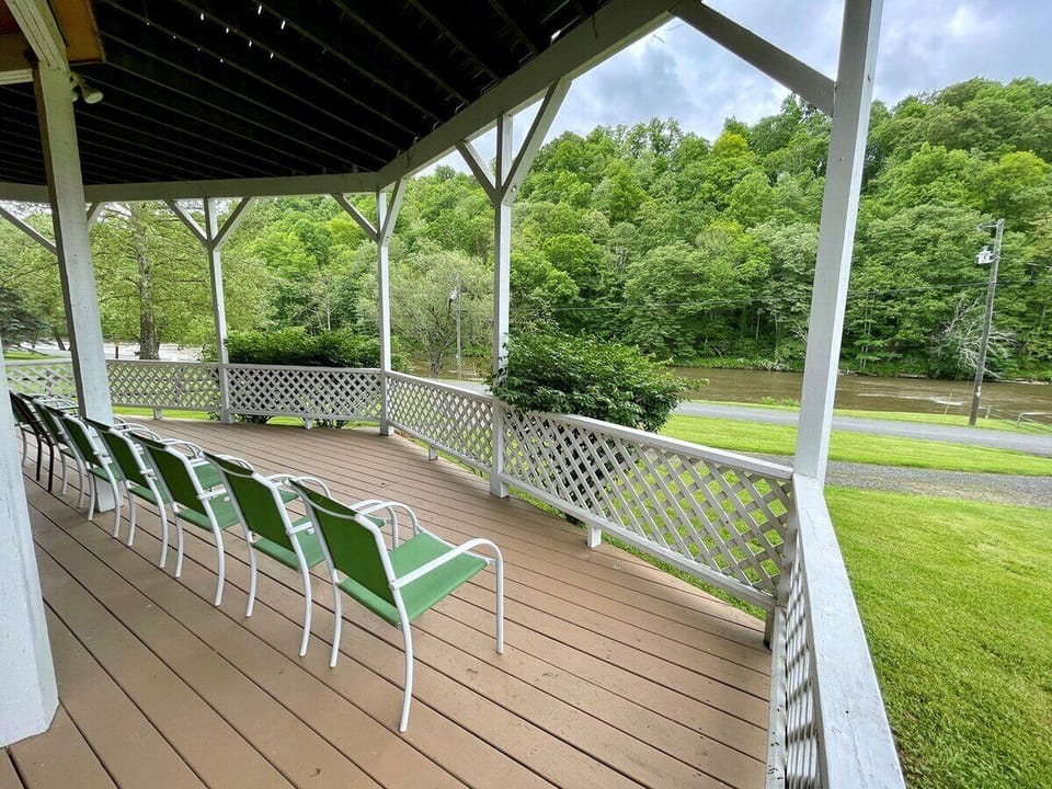 Lower Level Deck w/ Seating