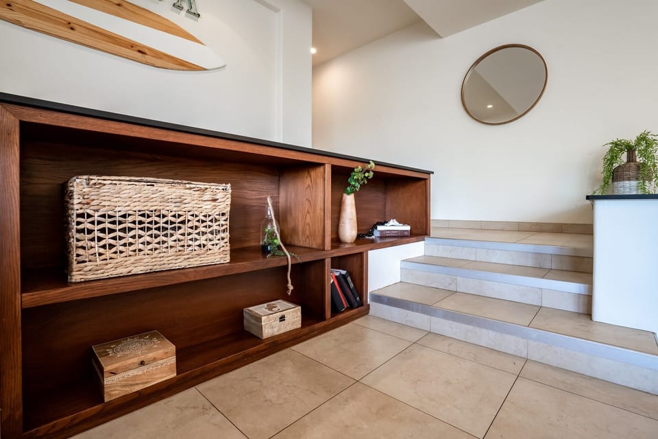 Front entry way steps down to the entertaining room