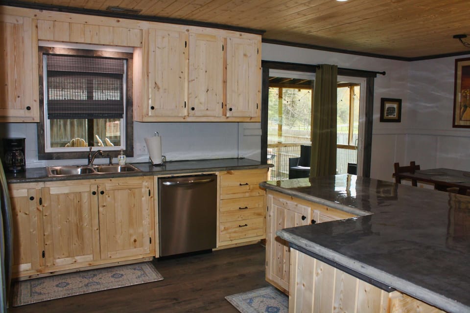 The Bunk House at Leatherwood Mountains