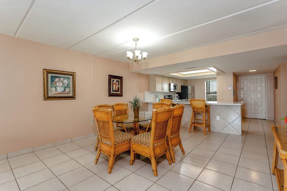 Our tropical dining space seats 6 around the table with 2 additional seats at the breakfast bar!