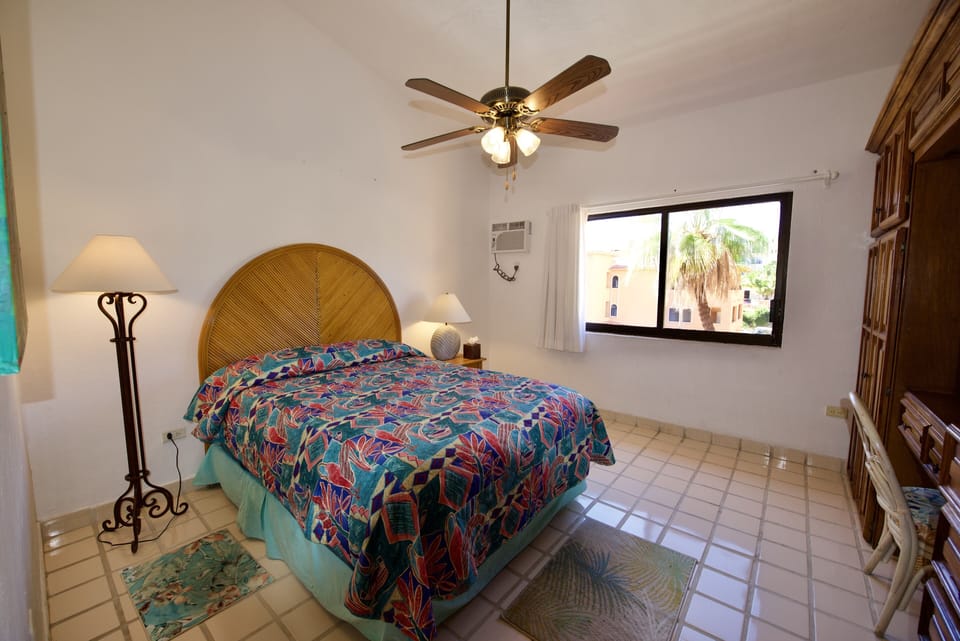 Guest bedroom has a queen size bed