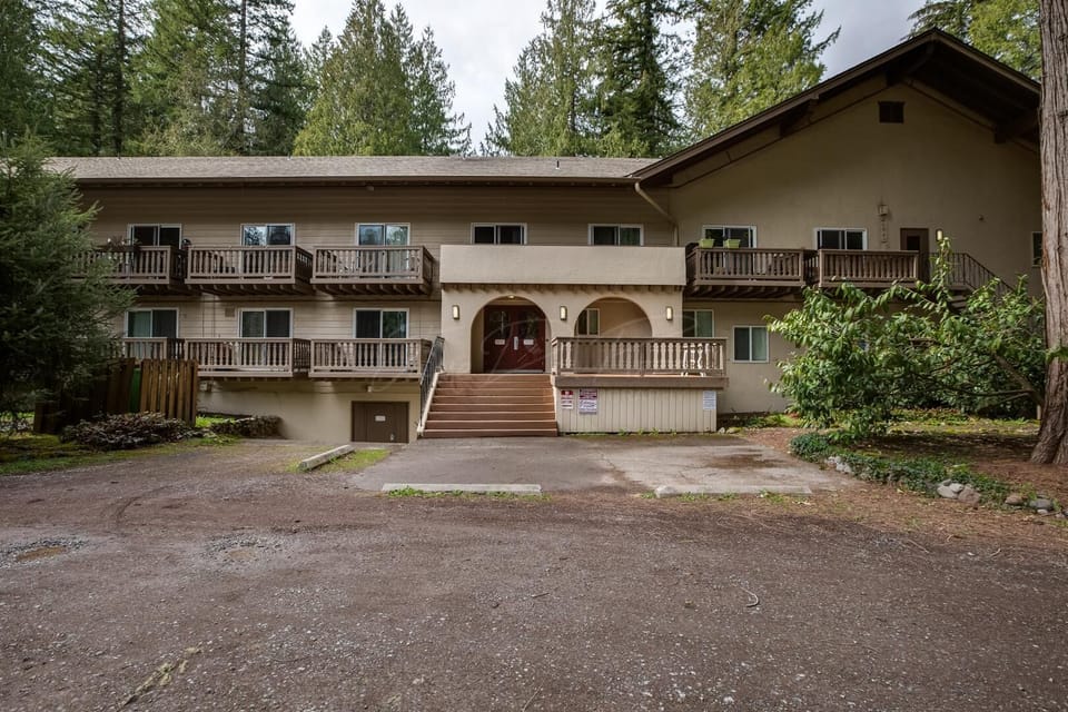 Front of Snowline lodge and parking
