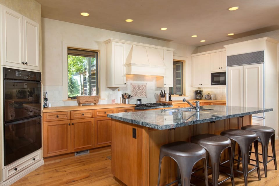 135 Woodreed Kitchen