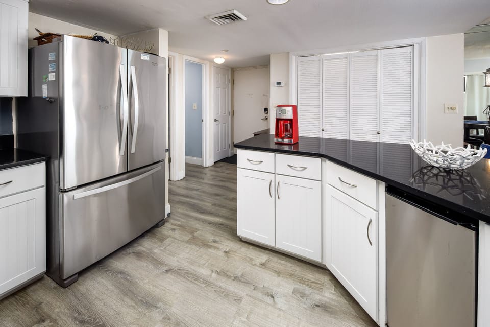 Kitchen and entryway with stand alone ice maker - Kitchen