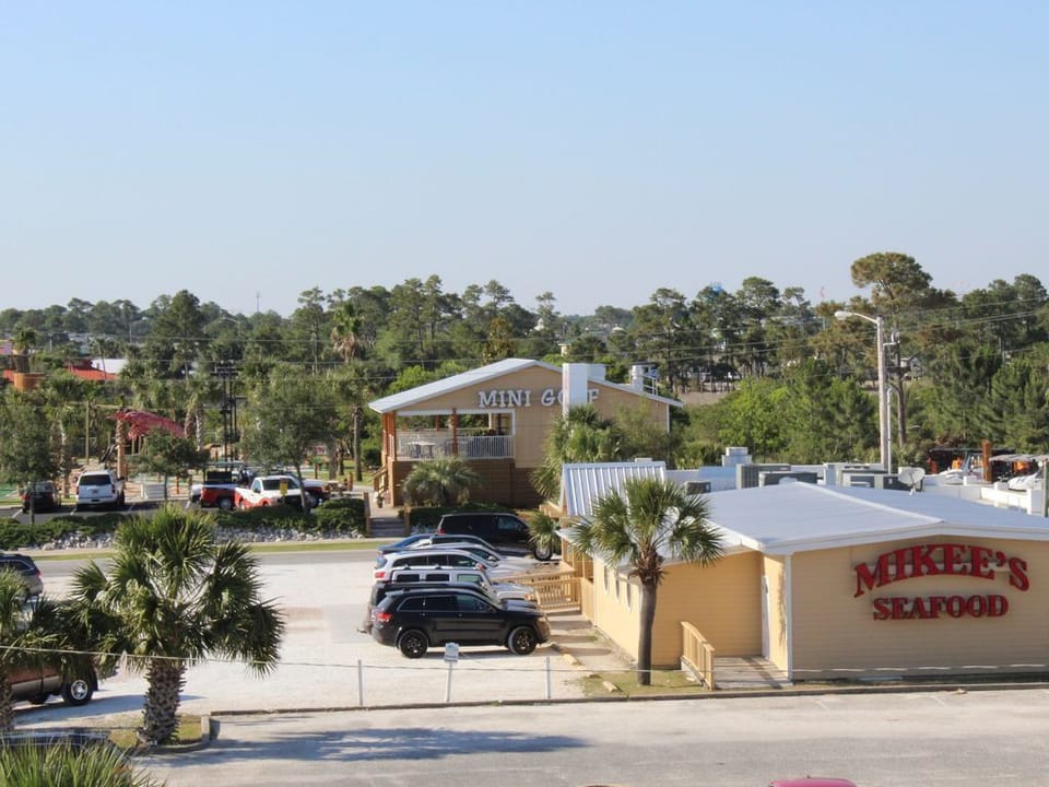 restaurants - tons of great restaurants to walk to and also putt-putt golf and ice cream!