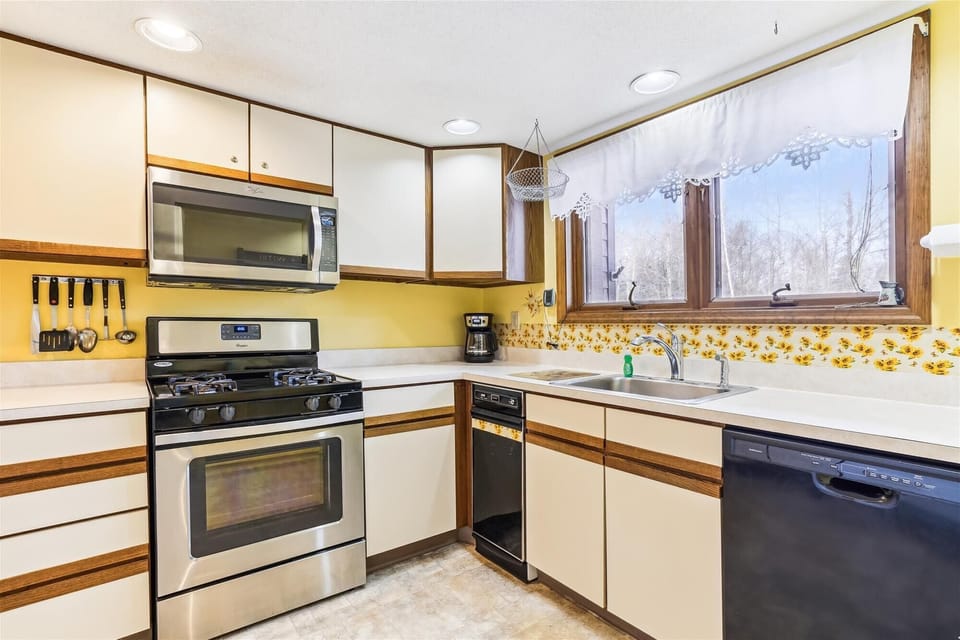 Cook some great meals in this equipped kitchen.