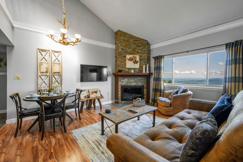 Welcome to Starry Nights Condo with SPECTACULAR mountain VIEWS!!