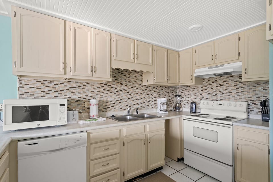 8-web-or-mls-22400-front-beach-rd-63