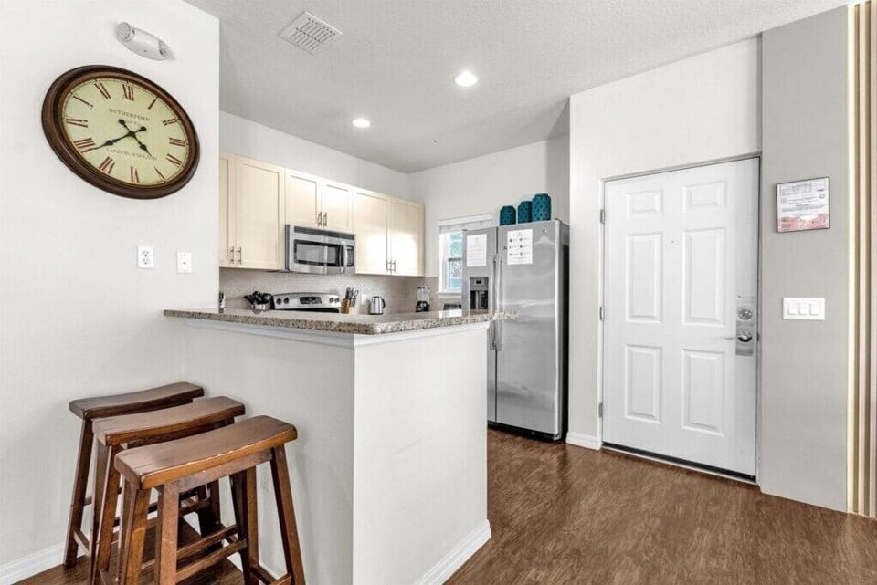5374 Diplomat Court Unit 108 (6).jpg