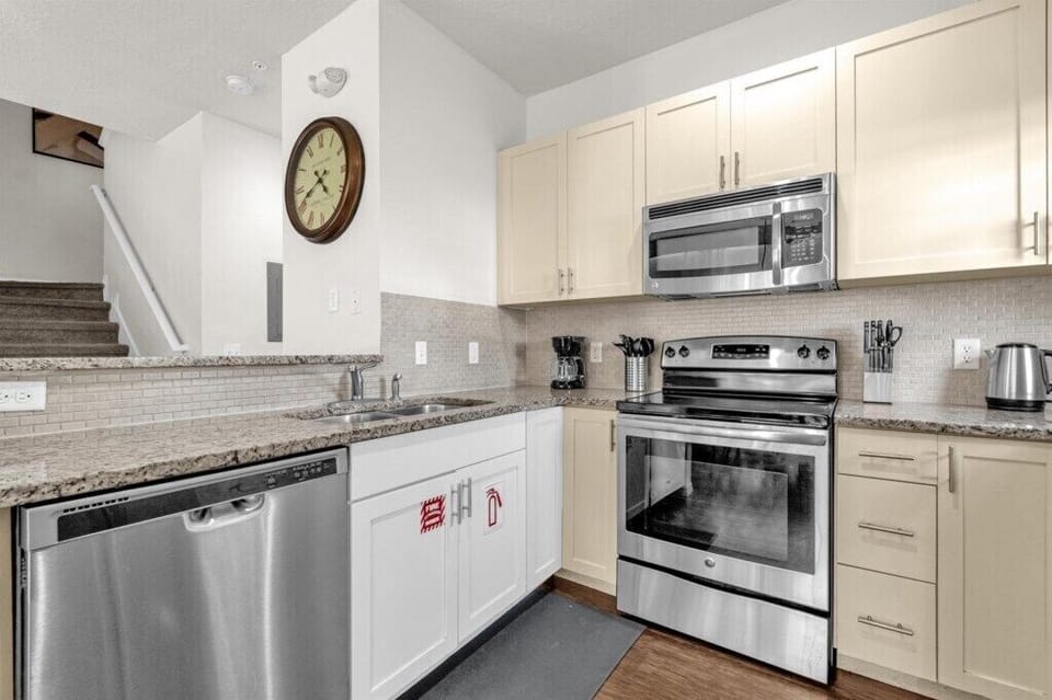 5374 Diplomat Court Unit 108 (8).jpg