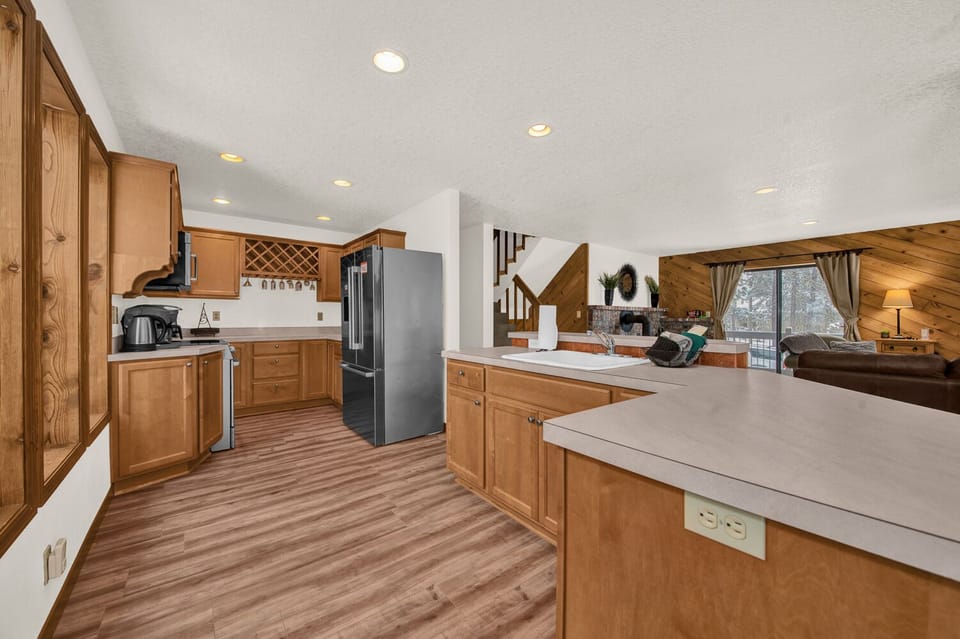 The appliances are all new (12/22) and stainless steel