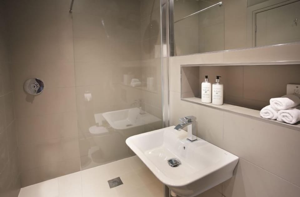 Ground floor:  En-suite shower room