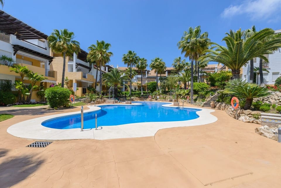 Enjoy the community pool of this apartment in Marbella