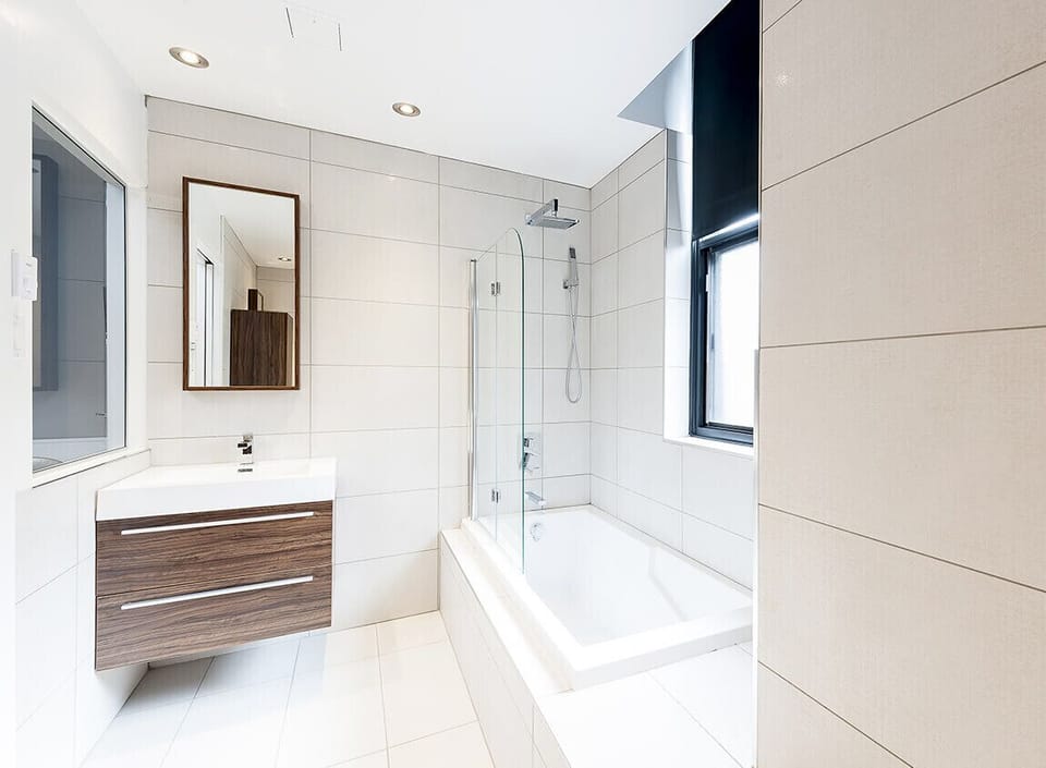 Bathroom with spacious bathtub Montreal