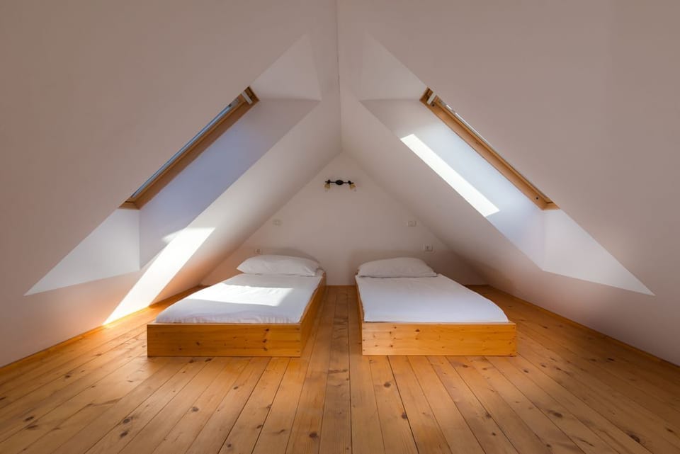Koritnica Apartments - Gora - Twin bedroom (with 2 single beds) in loft