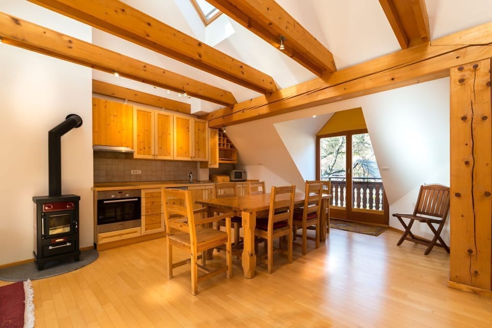 Koritnica Apartments - Gora -dining area and kitchen