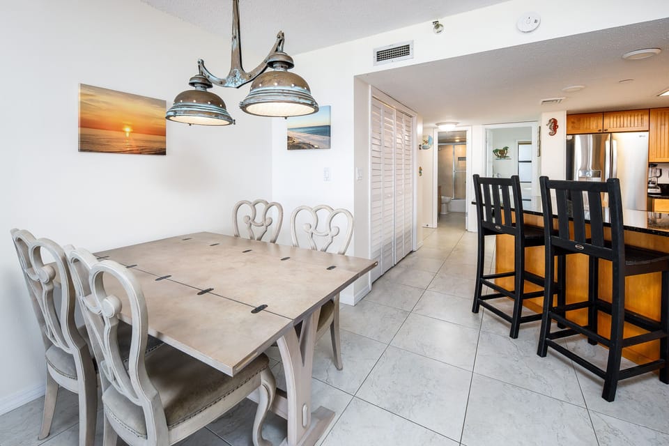 Dining area - 4 seats and bar seats
