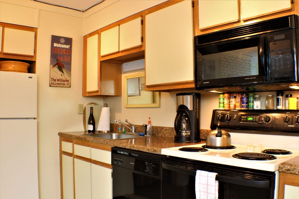 Equipped kitchen with basic cookware