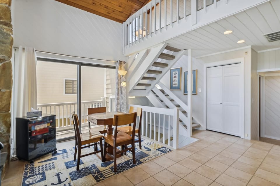 Main Level,Breakfast Area,