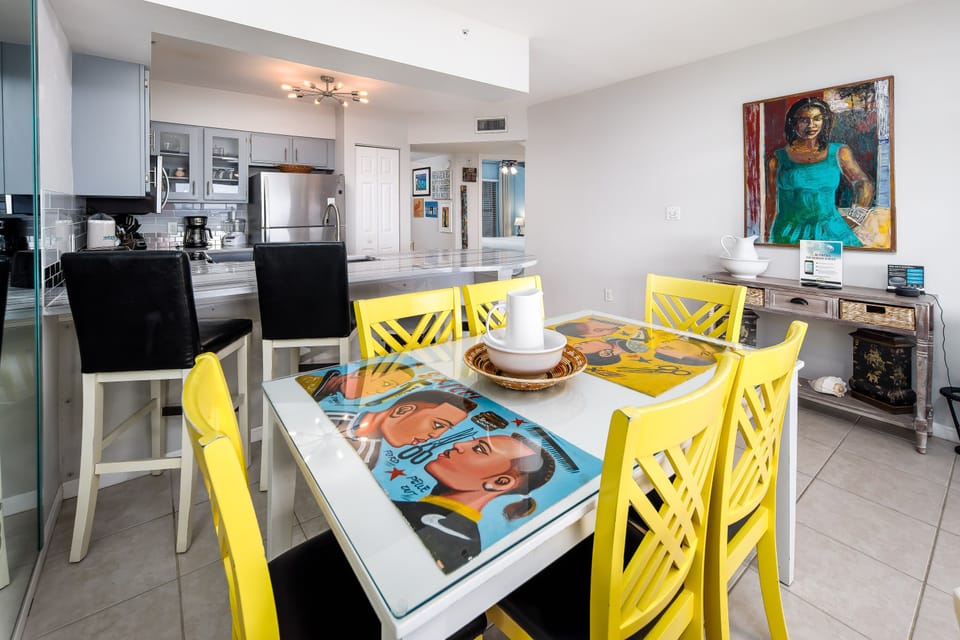 Dining area - Open floor plan accessorized by gorgeous wall art and flattering color schemes.