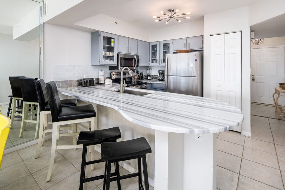 Kitchen - Breakfast Bar - Additional seating at the breakfast bar