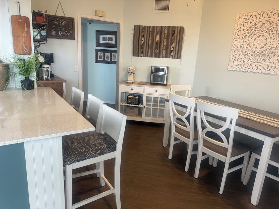 Enjoy breakfast at the bar or dinner at the table. Espresso machine, air fryer