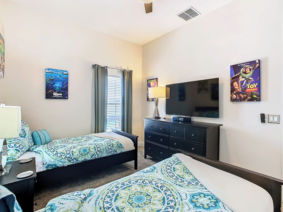 Twin bedroom #2, Roku T.V and X
box

