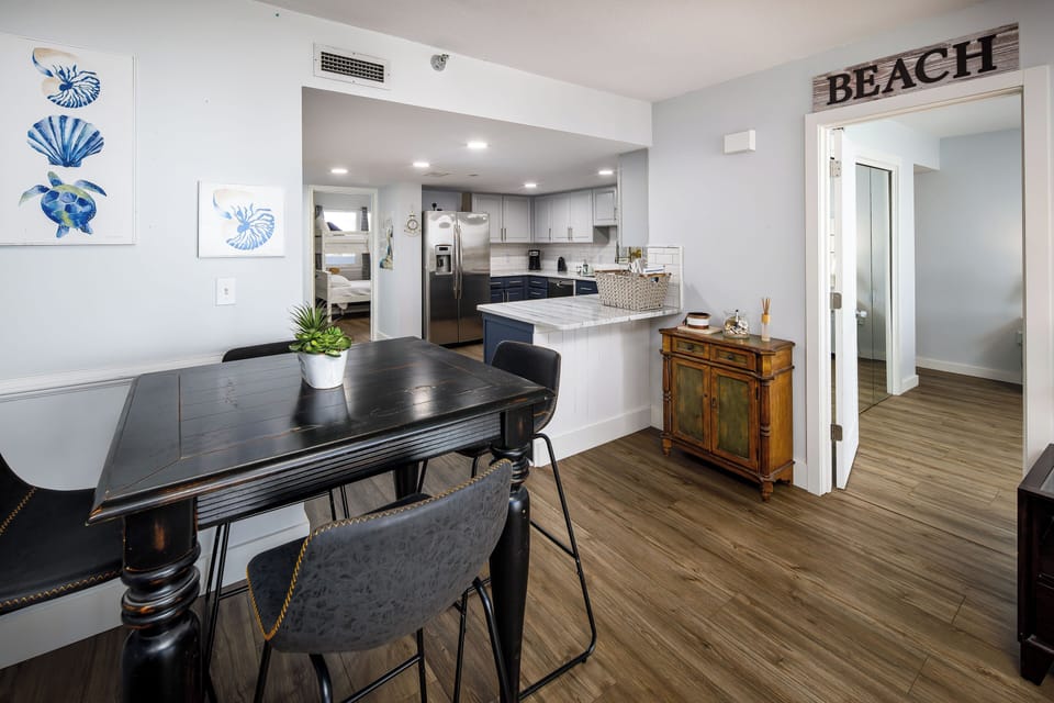 Dining to Kitchen