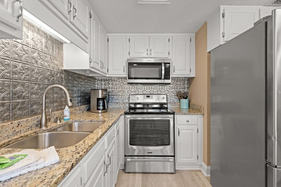 12-web-or-mls-22400-front-beach-rd-36