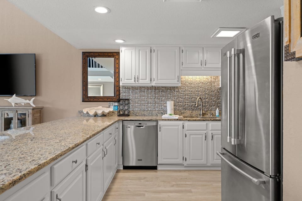 11-web-or-mls-22400-front-beach-rd-36