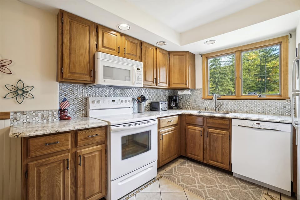 Fully equipped kitchen.