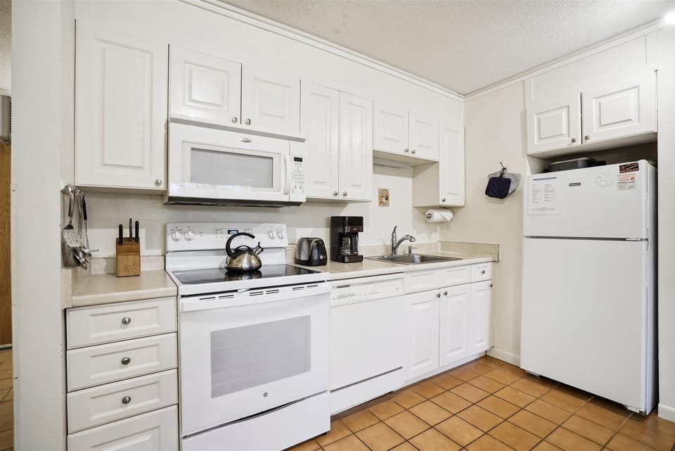 Vibrant kitchen!  Compact and great access to all you need for home cooked meals!