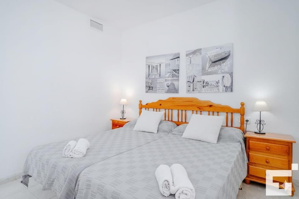 Bedroom with two single beds