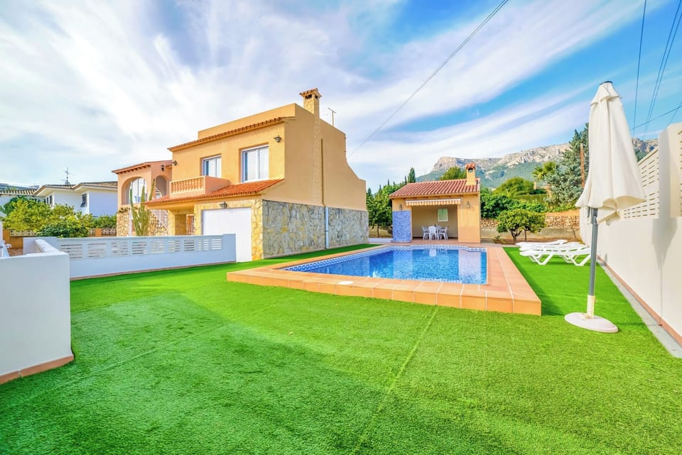 Holiday villa with private pool located in Calpe (Costa Blanca) for 8 people, with four bedrooms and three bathrooms distributed over two floors.INTERIOR: The GROUND FLOOR is closed and uninhabited during the rental. THE HIGH FLOOR: It is accessed by external stairs through the covered terrace with access to the large dining room and living room with SAT / tdt TV. It also has a separate kitchen with fully equipped gas fires. A room with a washing machine. There are two large bedrooms with 2 single beds each. A separate bathroom with shower. And two large bedrooms with a double bed each. Apart there is a toilet. The living room and all bedrooms are equipped with air conditioning.EXTERIOR: Nice 8x4 pool (1m min. and 1.70m max.) area with Roman stairs, covered construction barbecue and an outdoor shower. There is also a bathroom with shower. Parking on the plot for 2 vehicles.LOCATION: The villa is located in a privileged area called "Benicolada" near the center of Calpe 600 m as well as the sandy beach 1.3 km. The nearest supermarket is only 600 meters from the house.OBSERVATION: Free WiFi. Pets are allowed up to 12 kg with supplement.