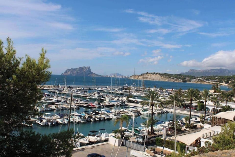 Holiday villa with private pool located in Calpe (Costa Blanca) for 8 people, with four bedrooms and three bathrooms distributed over two floors.INTERIOR: The GROUND FLOOR is closed and uninhabited during the rental. THE HIGH FLOOR: It is accessed by external stairs through the covered terrace with access to the large dining room and living room with SAT / tdt TV. It also has a separate kitchen with fully equipped gas fires. A room with a washing machine. There are two large bedrooms with 2 single beds each. A separate bathroom with shower. And two large bedrooms with a double bed each. Apart there is a toilet. The living room and all bedrooms are equipped with air conditioning.EXTERIOR: Nice 8x4 pool (1m min. and 1.70m max.) area with Roman stairs, covered construction barbecue and an outdoor shower. There is also a bathroom with shower. Parking on the plot for 2 vehicles.LOCATION: The villa is located in a privileged area called "Benicolada" near the center of Calpe 600 m as well as the sandy beach 1.3 km. The nearest supermarket is only 600 meters from the house.OBSERVATION: Free WiFi. Pets are allowed up to 12 kg with supplement.
