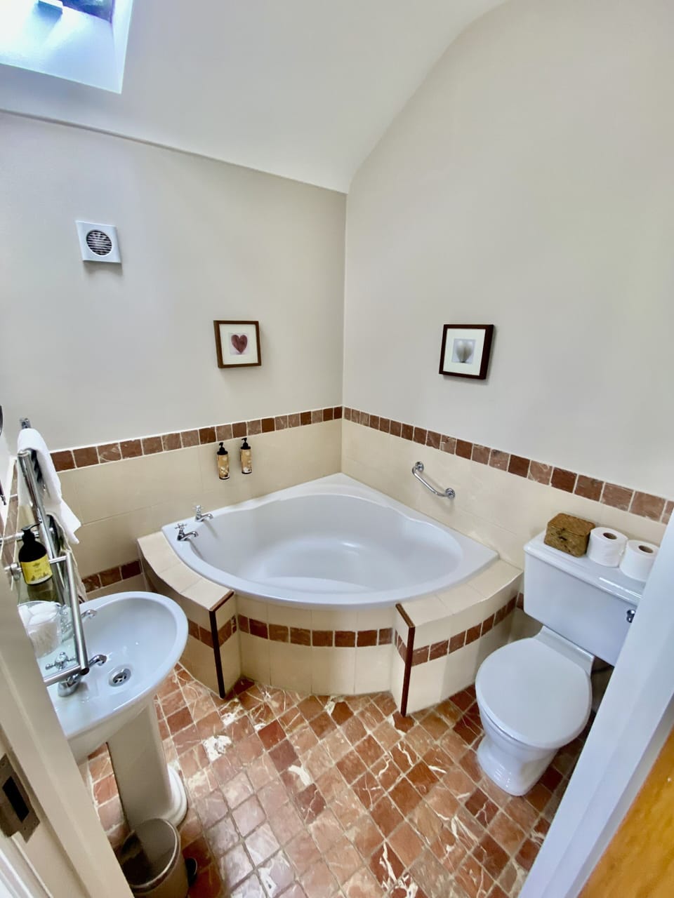 Bathroom with corner bath in The Parlour at Decoy Country Cottages