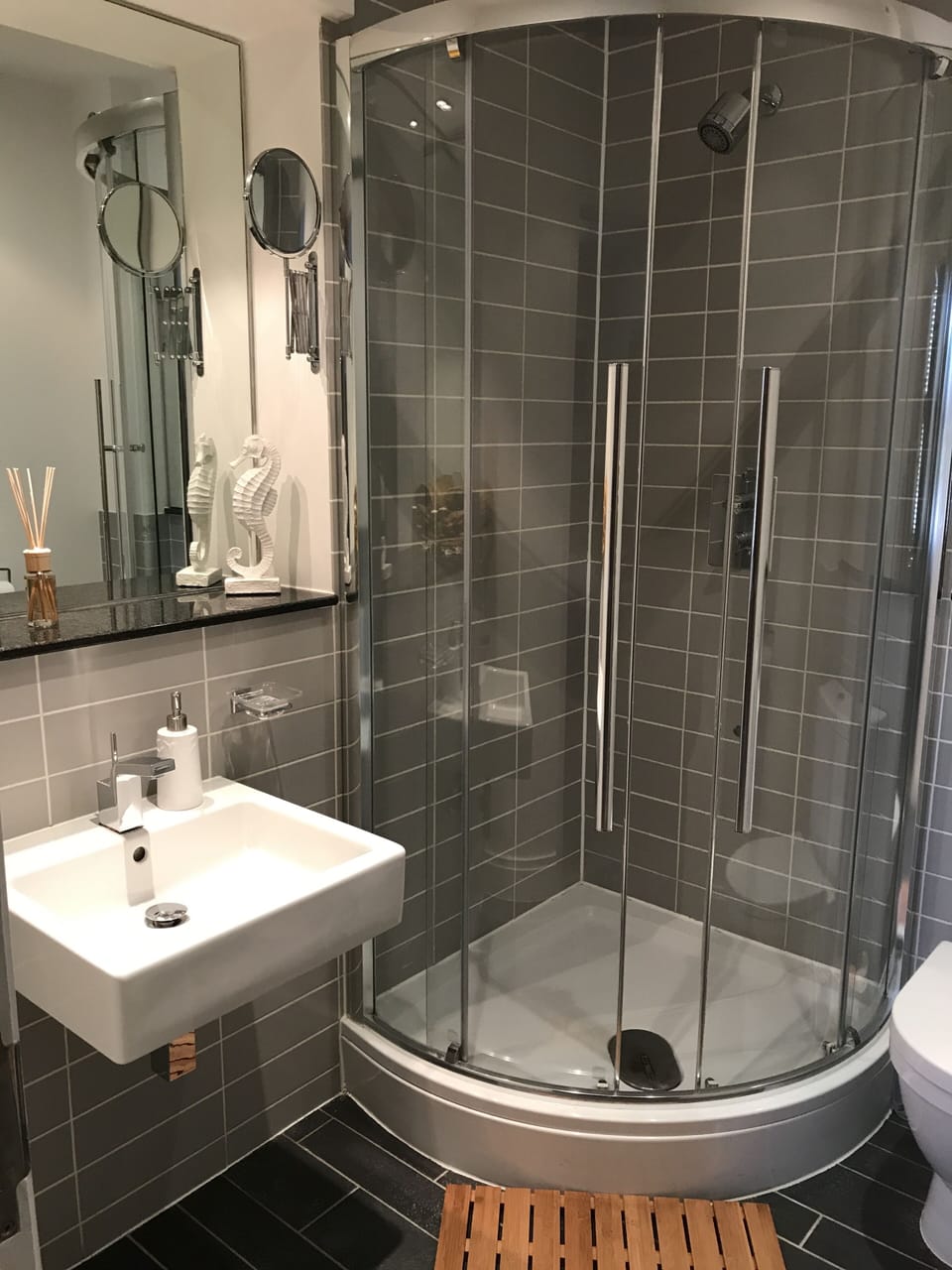 En suite to master bedroom