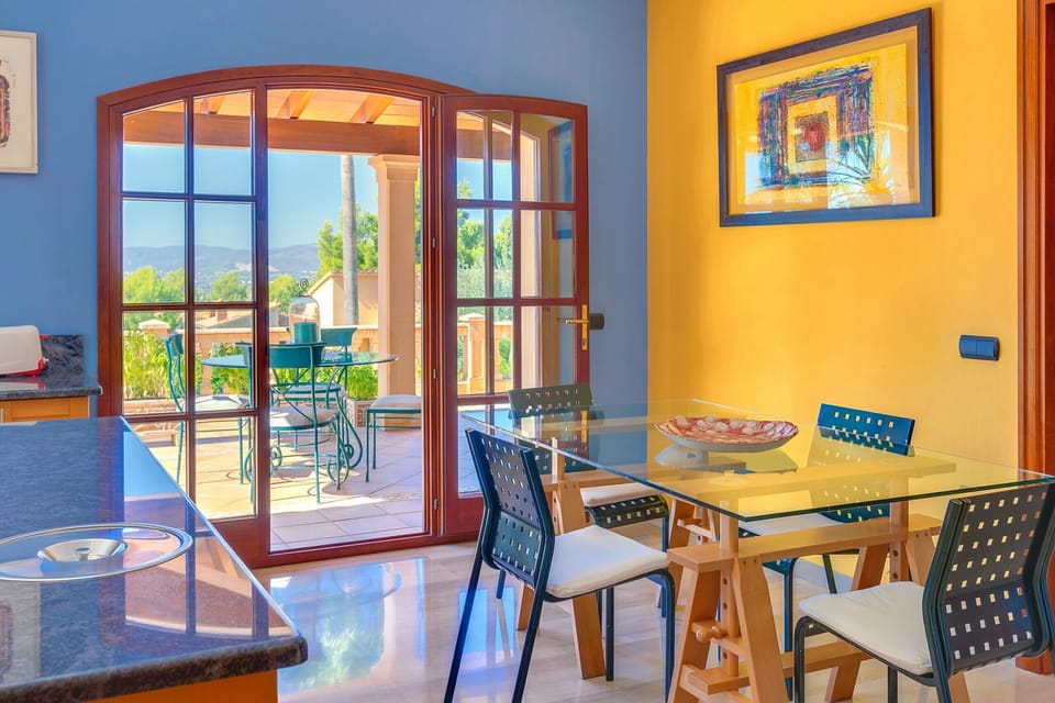 Kitchen-dining room with access to the terrace.