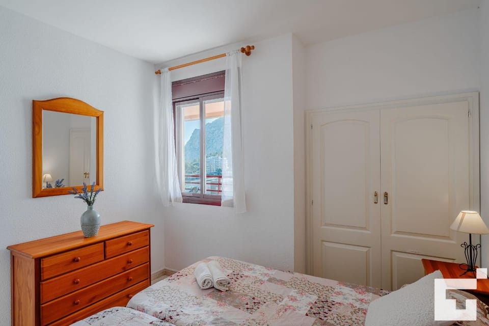 Bedroom with two single beds
