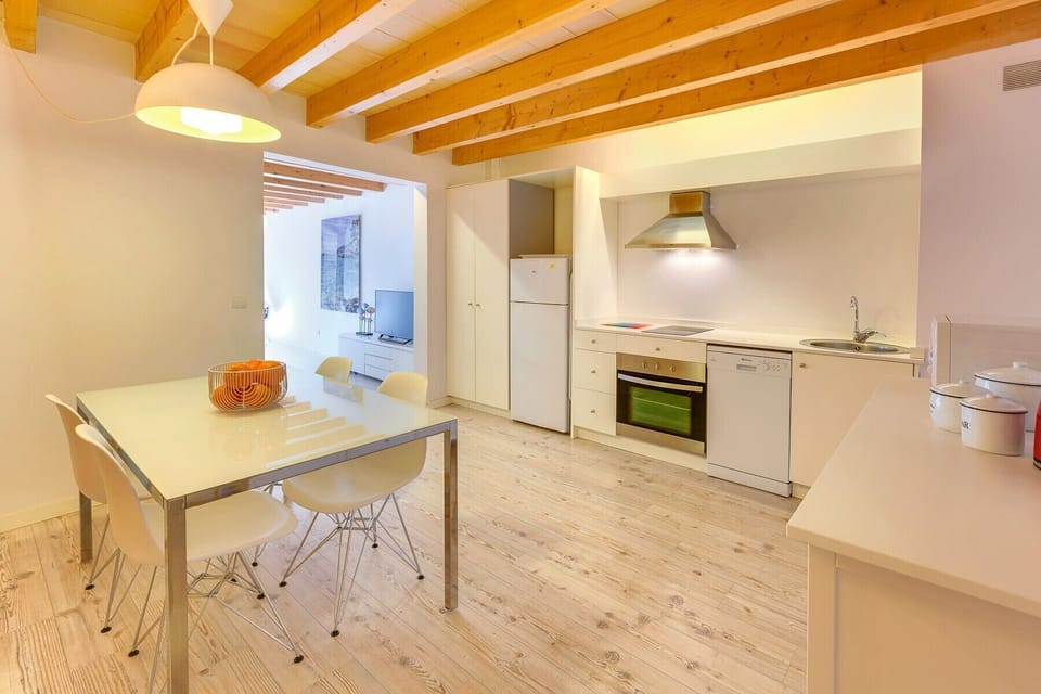 The kitchen of the URBAN SUITES Palma 2 holiday apartment is equipped with an oven, electric cooktops, coffee maker, kettle, toaster, dishwasher, fridge and freezer.