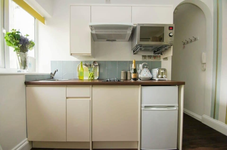 Kitchen area
This modern kitchenette area brings you the basics all in one tidy space. A hob and combination microwave oven provide cooking facilities. Fridge with small freezer compartment. Washing machine with dryer.