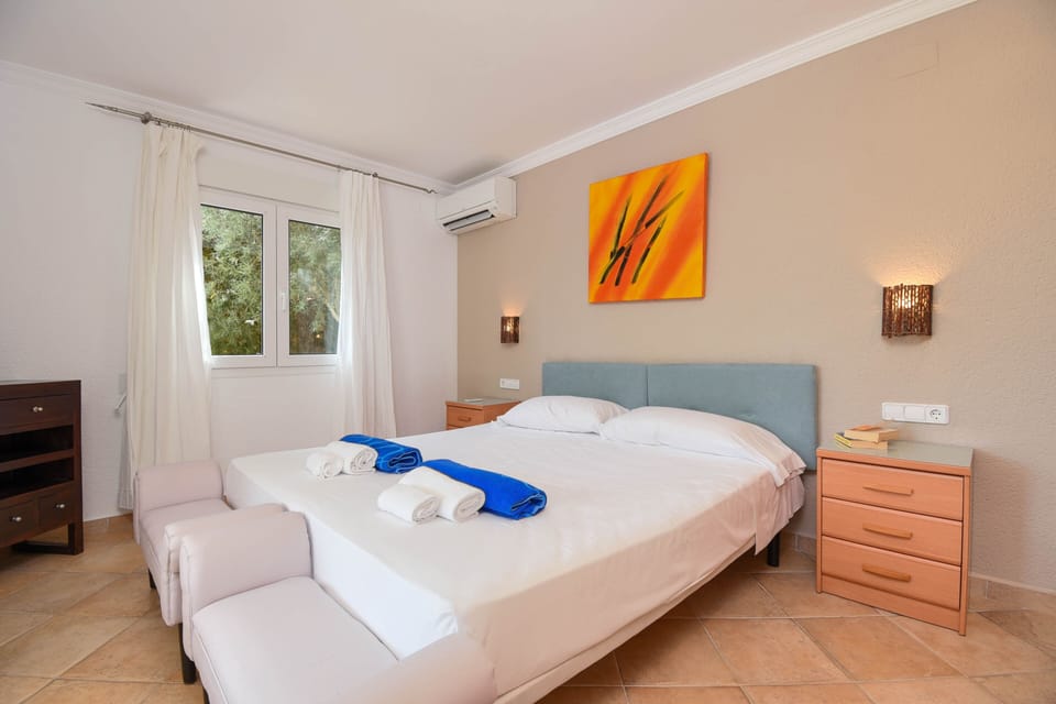 Bedroom with double bed