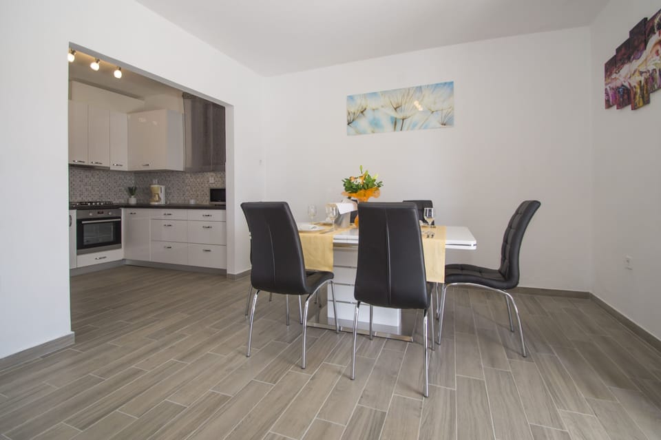 Dining room 1