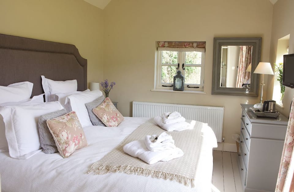 Garden Room: Double bedroom with 6' super-king size bed