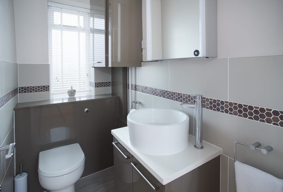 Stella, Nash Point Lighthouse:  Modern family bathroom