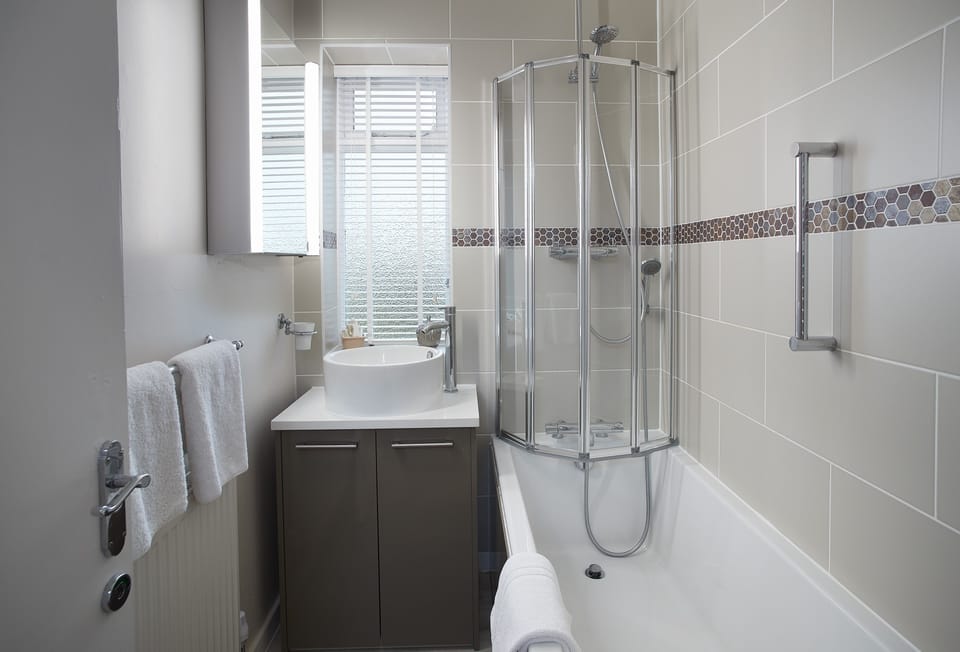 Stella, Nash Point Lighthouse:  Modern family bathroom