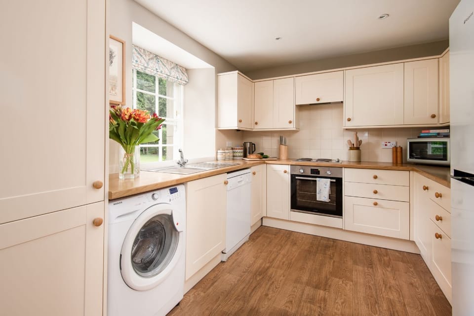 Crailing Cottage - the fully-equipped kitchen area