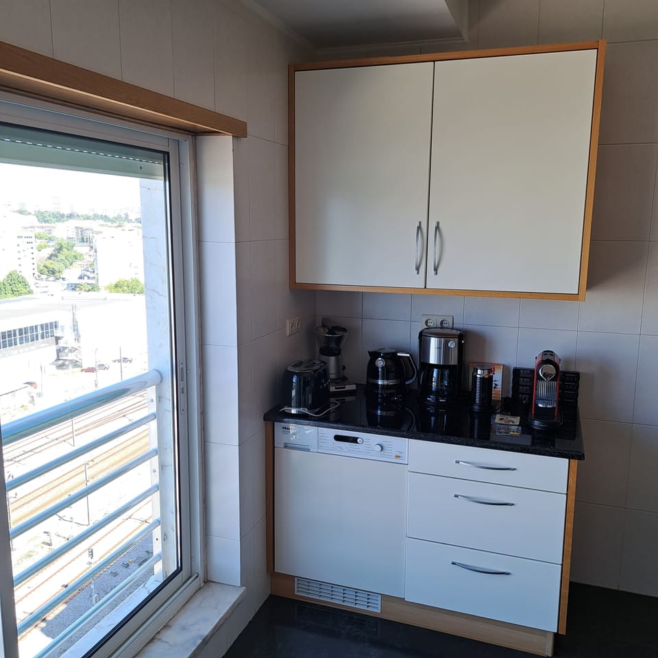 21. Haven in Lisbon. Kitchen. Coffee machine. Nespresso. Toaster. Juice. Tea.
